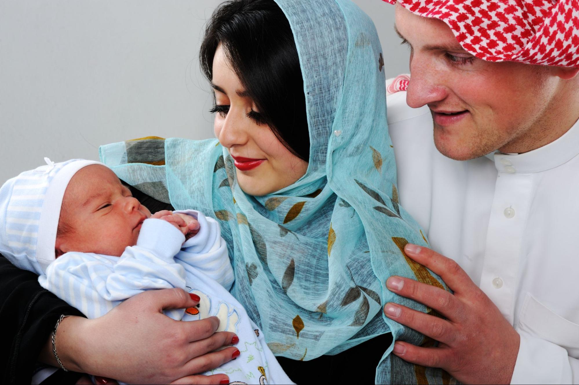Family picnic photoshoot with baby in a Dubai park